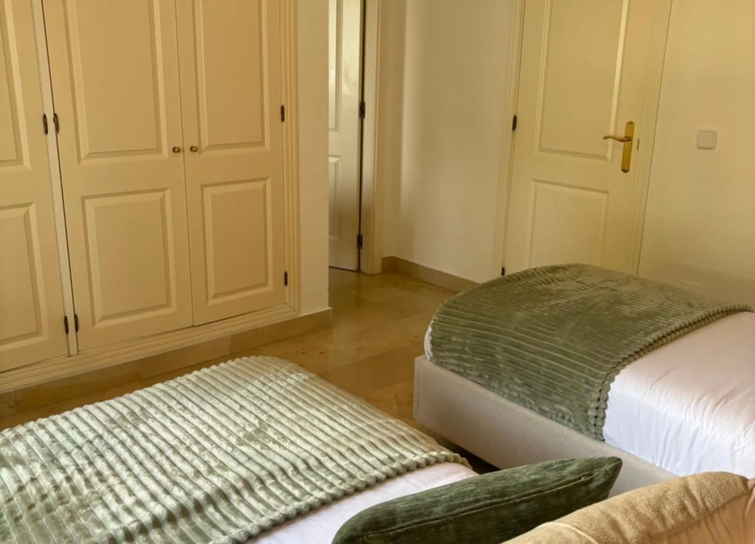 Apartment In El Presidente Beach Side New Golden Mile エステポナ
