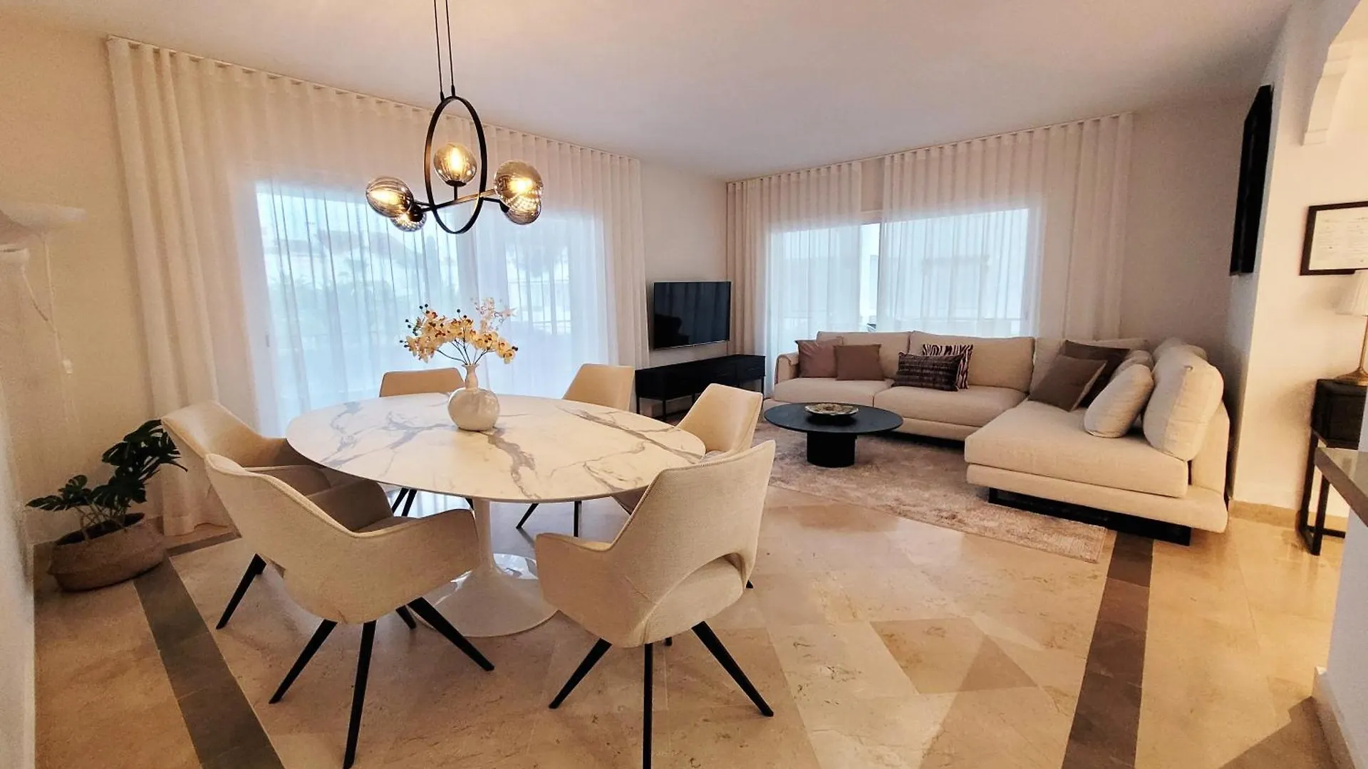 Apartment In El Presidente Beach Side New Golden Mile エステポナ